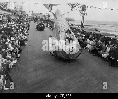 Parade at the beach promenade of Atlantic City, 1922 Stock Photo