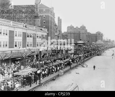 Parade at the beach promenade of Atlantic City, 1922 Stock Photo