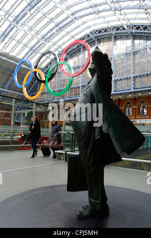 Statue of John Betjeman and the Olympic Rings in St Pancras Railway Station Stock Photo