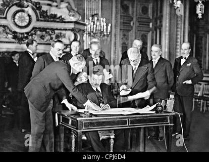 Edouard Herriot signs the non-aggression pact with the Soviet Union in Paris, 1932 Stock Photo