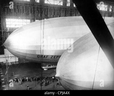 The 'Los Angeles' and the 'Graf Zeppelin' at the hangar in Lakehurst Stock Photo