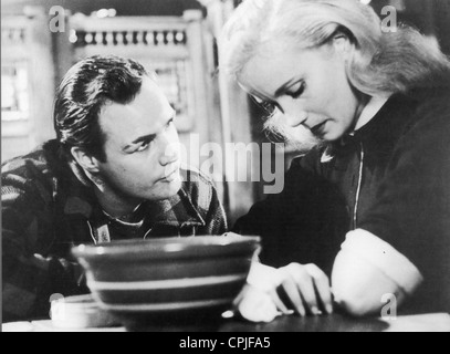 ON THE WATERFRONT 1954 Columbia film with Marlon Brando as Terry Malloy and Eva Marie Saint as Edie Doyle Stock Photo