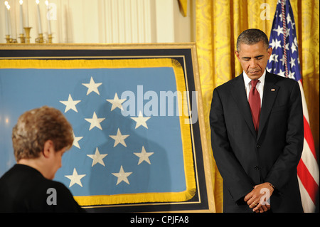 US President Barack Obama bows his head for benediction at an Medal of Honor award ceremony in honor of Leslie H. Sabo Jr., at the White House May 16, 2012 in Washington, DC. Sabo a soldier with the 101st Airborne Division was posthumously awarded the Medal of Honor for valor in Vietnam. Stock Photo