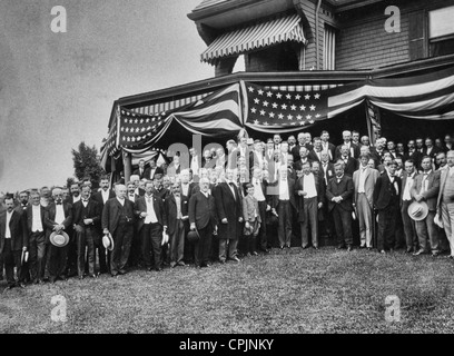 Theodore Roosevelt, Joseph Cannon, members of the Republican Nomination Committee, and guests in front of Sagamore Hill, Oyster Bay, N.Y., circa 1904 Stock Photo