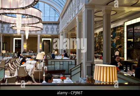 London, the afternoon tea hall of the Lanesborough hotel in Hide Park corner Stock Photo