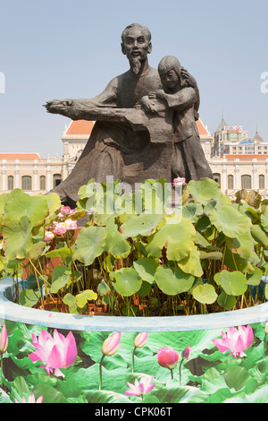 Statue of Ho Chi Minh holding a child, outside People’s Committee Building, Ho Chi Minh City, (Saigon), Vietnam Stock Photo