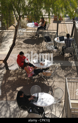 Students on campus at the University of Arizona, Tucson, Arizona, USA. Stock Photo