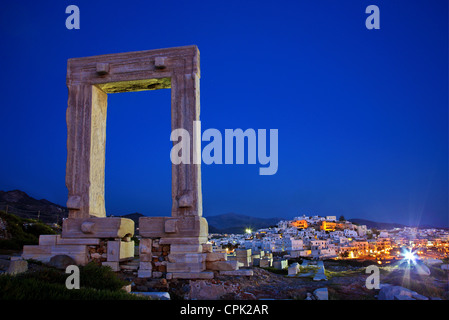 The Portara (temple of Apollo) and the Chora ('capital') of Naxos island in the background. Cyclades, Greece Stock Photo