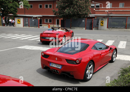 RED FERRARI 458 CARS & FACTORY GATES MARANELLO ITALY 08 May 2012 Stock Photo