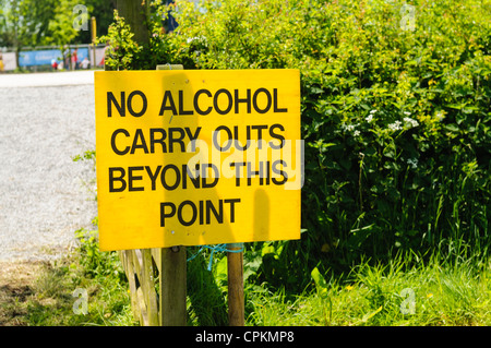 Sign warning that no alcohol carry outs beyond this point Stock Photo