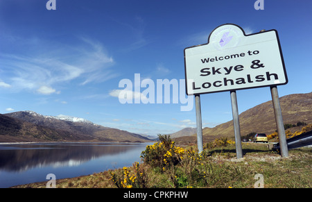 ROAD SIGN WELCOMING VISITORS TO SKYE AND THE KYLE OF LOCHALSH ON THE A87 TOWARDS THE ISLE OF SKYE IN SCOTLAND UK Stock Photo