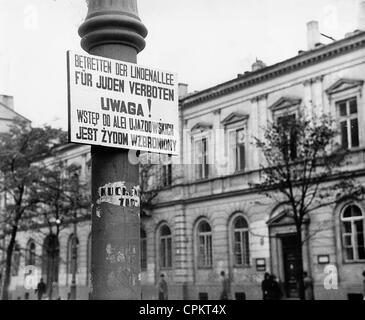 Sign forbidding Jews in Lindenallee, Warsaw, October 1940 (b/w photo) Stock Photo