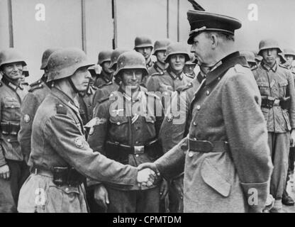 Wilhelm List in conversation with soldiers during the campaign in Greece, 1941 Stock Photo
