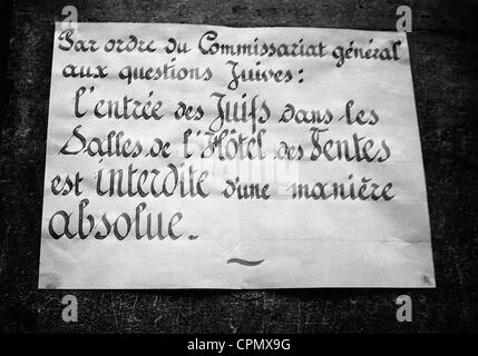 Anti-semitic notice outside a department store in Paris, 1941 (b/w photo) Stock Photo