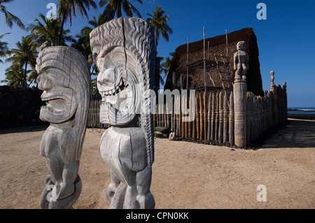 Elk284-3081 Hawaii, HI, Pu'uhonua O Honaunau NHP, Place of Refuge, kii figures Stock Photo