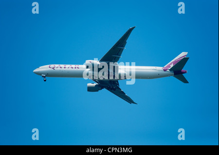 Qatar Airways Boeing 777, A7-BAC approaching Heathrow airport in London, 28.5.2012 Stock Photo