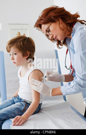 VACCINATING A CHILD Stock Photo - Alamy