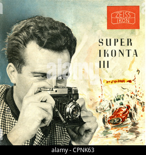 photograph, Super Ikonta III, photo camera, camera manufacturer Zeiss Ikon AG, Stuttgart, roll-film camera, film format 6 x 6 centimeter, foldout scrap, with lens Novar 3.5/75mm or Tessar 3, 5/75mm, shutter Compur, Germany, 1953, camera, cameras, German photo industry, photograph, photo, photographs, hobby, fad, fads, hobbies, promotional leaflet, advertising handout, advertising, economy, 1950s, 50s, historic, historical, 20th century, people, Additional-Rights-Clearences-Not Available Stock Photo