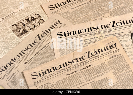 press / media, newspaper, 'Sueddeutsche Zeitung', 5 verschiedene Ausgaben vom Februar bis Oktober 1946, 2nd year, was founded in October 1945, in of the post war period it becomes the licence number 1 of the news control by the U.S. military government, was first Bavarian newspaper after 1945, front page, with appeal to the Bavarian people and report about execution of the Nazi war criminals, Additional-Rights-Clearences-Not Available Stock Photo