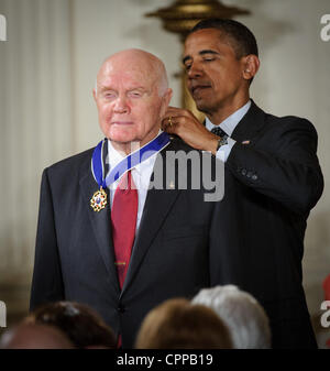 US President Barack Obama presents former United States Marine Corps pilot, astronaut, and United States Senator John Glenn with a Medal of Freedom during a ceremony at the White House May 29, 2012 in Washington, DC. Stock Photo