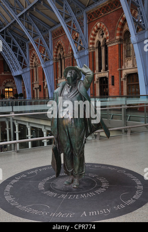 Statue of Sir John Betjeman, St Pancras International Rail Station Stock Photo