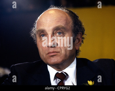 Lambsdorff, Otto Graf, 20.12.1926 - 5.12.2009, German politician (FDP), Federal Minister for Economics 1977 - 1984, portrait, during a party meeting, Munich, March 1983, Stock Photo