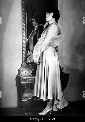 Raubal, Angela 'Geli', 4.6.1908 - 19.9.1931, niece by Adolf Hitler, full length, in front of the mirror, late 1920s, Stock Photo