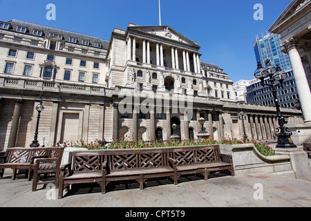 The Bank of England on Threadneedle Street in the City, London, England Stock Photo