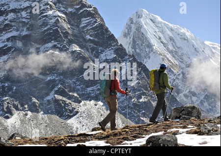 Trekkers hiking along a ridge, Gokyo, Nepal Stock Photo