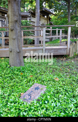 Handicap direction sign and ramp Stock Photo - Alamy