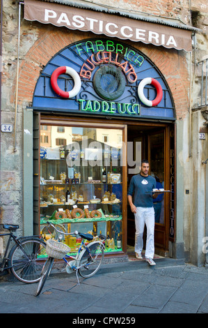 Waiter at Fabbrica Taddeucci patisserie shop and cafe in Piazza San Michele, Lucca, Italy Stock Photo