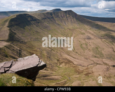 The Diving Board - a rock feature on Fan y Big in the Brecon Beacons, looks out to the peaks of Cribyn, Pen y Fan and Corn Du Stock Photo
