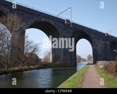 Railway viaduct on the west coast mainline, crossing the Birmingham Canal in the Dunstall area of Wolverhampton, West Midlands Stock Photo