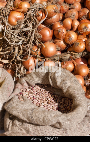 Onions and dried borlotti beans on sale in food market in Pienza, Tuscany, Italy Stock Photo