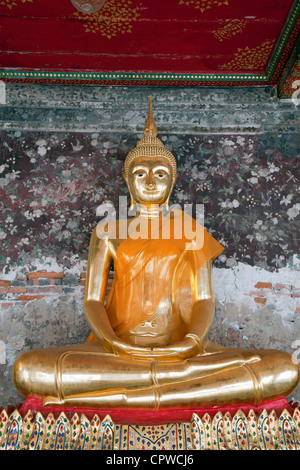 Cloister with gilded bronze Buddha image, Wat Suthat (Wat Suthatthepwararam), Phra Nakhon, Bangkok, Thailand Stock Photo