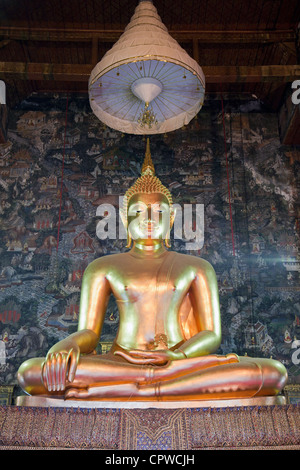 Phra Si Sakyamuni Buddha Image, Wat Suthat (Wat Suthatthepwararam), Phra Nakhon, Bangkok, Thailand Stock Photo