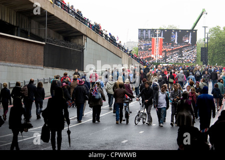 Queens diamond jubilee huge television screen in Blackfriars with crowds of revellers Stock Photo