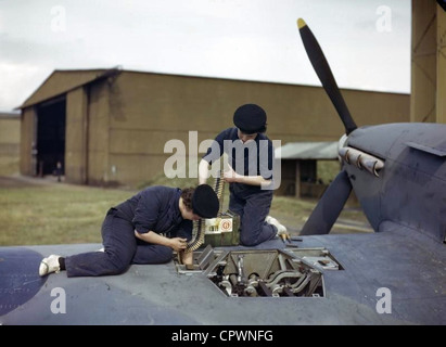 Armourers of the Women's Royal Naval Service re-arm a Hawker ''Hurricane'' aircraft at the Royal Naval Air Station at Yeovilton Stock Photo