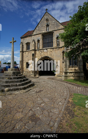 The medieval gatehouse at Worksop Priory church Stock Photo