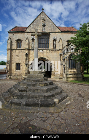 The medieval gatehouse at Worksop Priory church Stock Photo