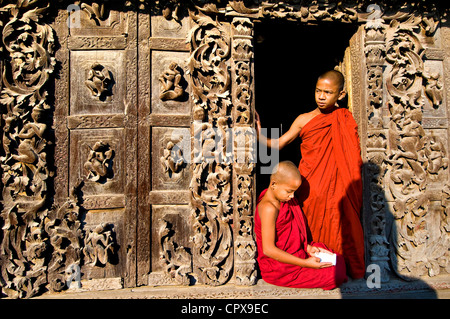 Myanmar Burma Mandalay Division Mandalay Shwe Nan Daw temple monks Shin Pyan ya Zaw Ta 15 years old Shin Tay Zaw Barta 14 years Stock Photo