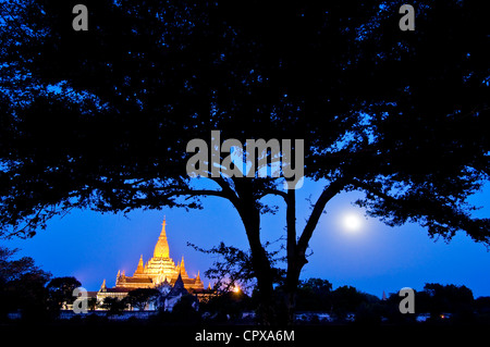 Myanmar Burma Mandalay Division Bagan Pagan Old Bagan moonrise over Ananda Pagoda Pahto Ananda built beginning of 12th Century Stock Photo