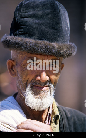 China, Xinjiang Province, Kashgar (Kashi), Old city bazaar, Ouigour population, Sunday market, portrait of an old man Stock Photo