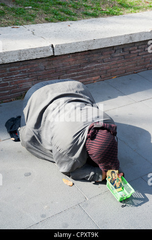 gypsy woman begging in rome Stock Photo - Alamy