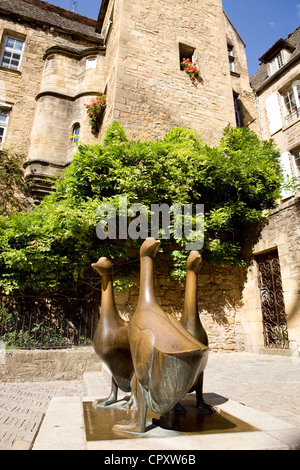 France Dordogne Perigord Noir Dordogne Valley Sarlat la Caneda Place du Marche aux Oies Les Oies Geese sculpture by Lalanne Stock Photo