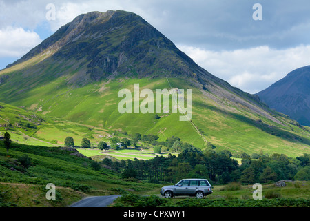 Range Rover 4x4 vehicle by Wasdale Fell and Wastwater in the Lake District National Park, Cumbria, UK Stock Photo