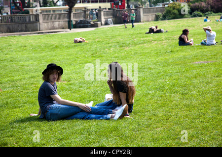 Young couple on Royal Pavilion front lawn - Brighton - Sussex Stock Photo