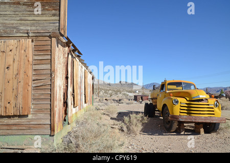 Old Chevrolet truck and barrack at Darwin, Death Valley Stock Photo