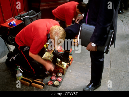 United Kingdom, London, business district of the City, shoe polisher at Leadenhall market Stock Photo