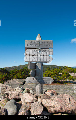 Signpost on the summit of Champlain Mountain, 328 m, hiking trail, Bear Brook Trail, Acadia National Park, Maine, New England Stock Photo